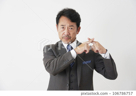中年商人用手指做十字白色背景 106786757