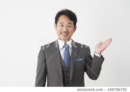 中年商人手掌指向右側，白色背景 106786792