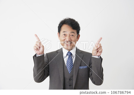 指向雙方的中年商人，白色背景 106786794