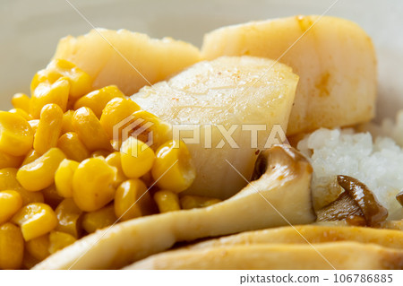 扇貝蓋飯（配玉米和平菇）的特寫。 106786885