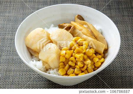Scallop rice bowl (with corn and King king kingfish). 106786887