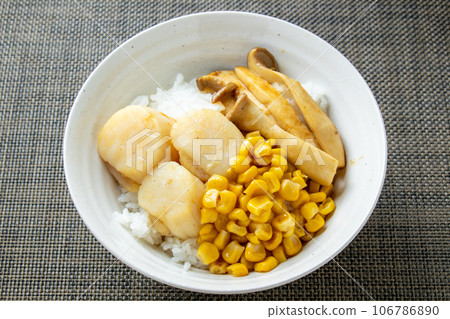 扇貝蓋飯（配玉米和王王石首魚）。 106786890
