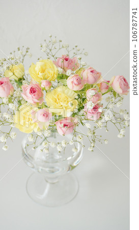 Bouquet into a vase 106787741