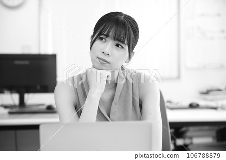 憂心忡忡的思考女性上班族單色圖像 106788879