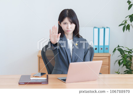 A female lawyer who stops wearing a lawyer badge 106788970
