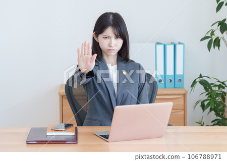 A female lawyer who stops wearing a lawyer badge 106788971