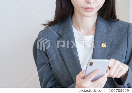 使用智能手機的女律師 使用智能手機的女律師 106788999