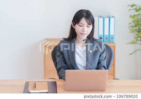 Female lawyer consulting online Female lawyer consulting online 106789020