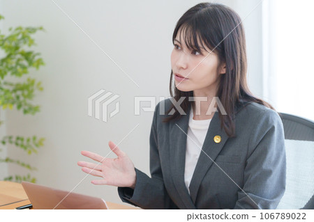 female lawyer speaking female lawyer speaking 106789022