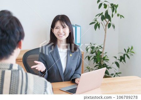 Female lawyer talking with client 106789278