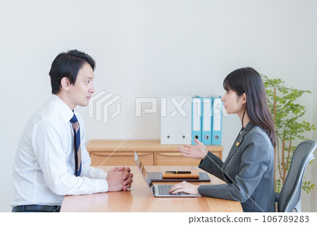 女律師與委託人交談 女律師與委託人交談 106789283