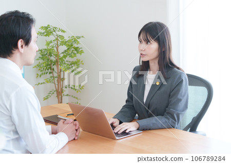 Female lawyer talking with client Female lawyer talking with client 106789284