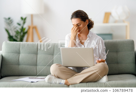 woman working on laptop 106789478