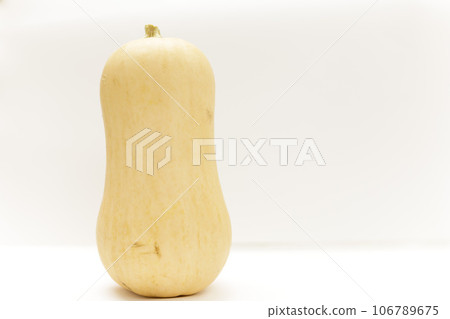 白色背景和白胡桃 白色背景和白胡桃 106789675
