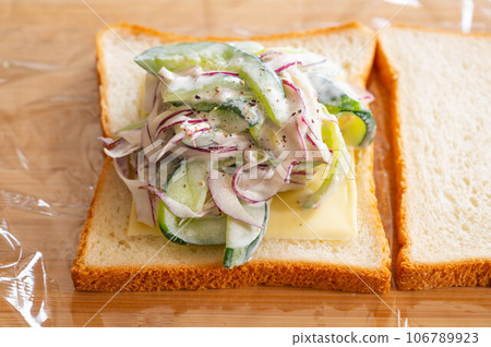 製作蔬菜三明治 106789923