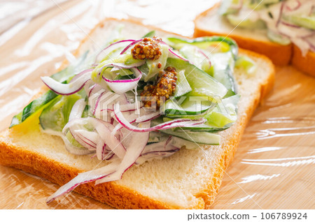 製作蔬菜三明治 106789924
