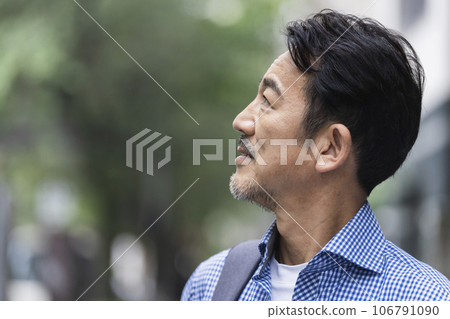 一個50多歲的男人眺望遠方的側影 一個50多歲的男人眺望遠方的側影 106791090
