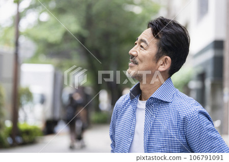 一名 50 多歲男子站在街角的側影 一名 50 多歲男子站在街角的側影 106791091
