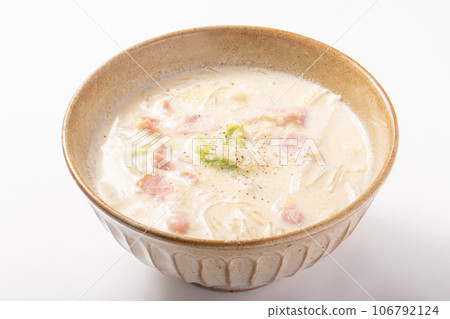 Chinese cabbage and bacon soy milk soup vermicelli 106792124