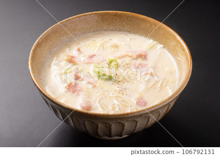 Chinese cabbage and bacon soy milk soup vermicelli Chinese cabbage and bacon soy milk soup vermicelli 106792131
