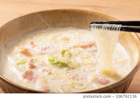 Chinese cabbage and bacon soy milk soup vermicelli 106792136