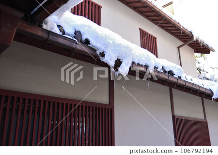 Synonymous with winter: icicles on the eaves Synonymous with winter: icicles on the eaves 106792194