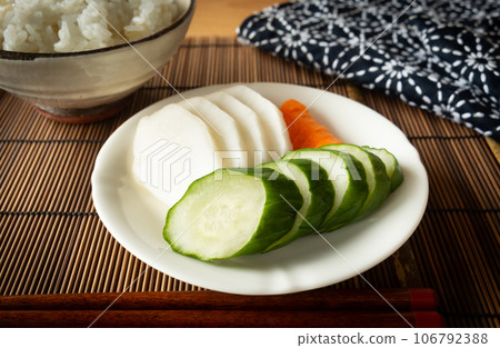 米糠泡菜和米飯醃製的黃瓜、蘿蔔和胡蘿蔔 米糠泡菜和米飯醃製的黃瓜、蘿蔔和胡蘿蔔 106792388