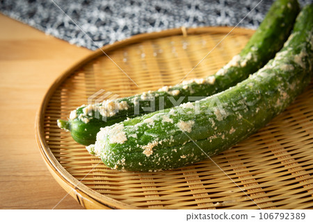 竹漏勺中的醃黃瓜 竹漏勺中的醃黃瓜 106792389