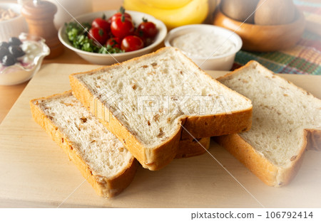 Bread with rye 6 slices of rye bread 106792414