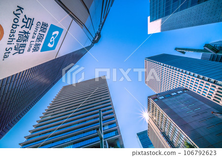日本東京的城市景觀：一線希望和冠狀病毒的終結。京橋站和辦公樓的景色（重建......）。致力於日本經濟的發展 106792623