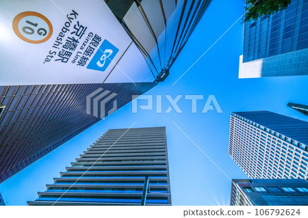 日本東京的城市景觀:一線希望和冠狀病毒的終結。京橋站和辦公樓的景色(重建......)。邁向突破時代 日本東京的城市景觀:一線希望和冠狀病毒的終結。京橋站和辦公樓的景色(重建......)。邁向突破時代 106792624