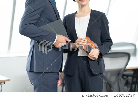 Men and women having a meeting, business scene 106792757