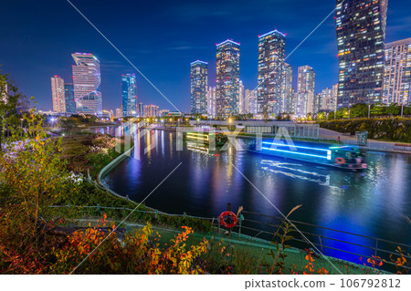 Night view in autumn and beautifully lit tourist boats at Songdo Central Park in Songdo  District, Incheon South Korea. 106792812