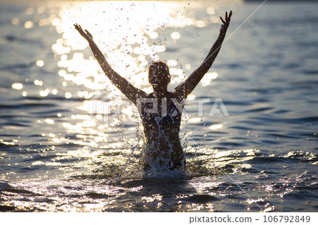 Silhouette of a woman with sea splashes. 106792849