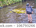Playing in the Genbei River 106793266