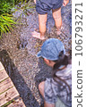 Playing in the Genbei River 106793271