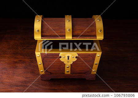 old pirate treasure chest 106793806