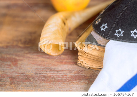 Jew holly days in synagogue jewish holiday symbols prayer book shofar shawl tallit kippah 106794167