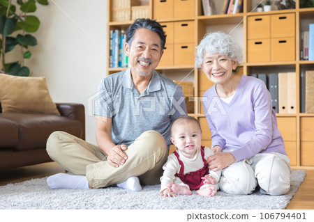 Grandparents and grandchildren together smiling 106794401