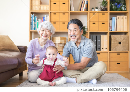 Grandparents and grandchildren together smiling 106794406