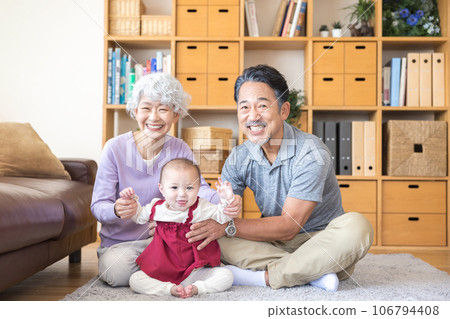 祖父母和孫子一起微笑 祖父母和孫子一起微笑 106794408