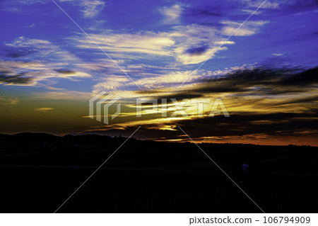 Beautiful sand dunes in the Sahara desert 106794909