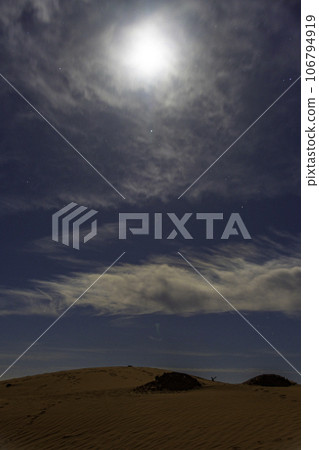 Sand dunes after the sandstorm 106794919