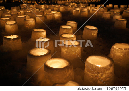 許多雪燈在夜晚閃閃發光 許多雪燈在夜晚閃閃發光 106794955