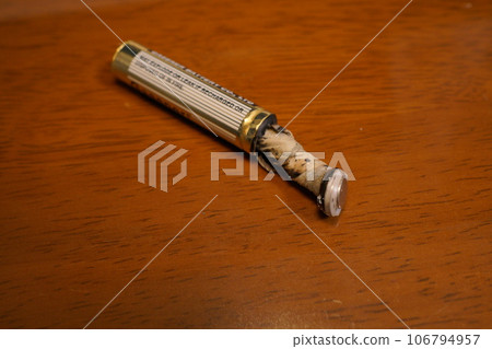 桌上爆炸的電池 桌上爆炸的電池 106794957