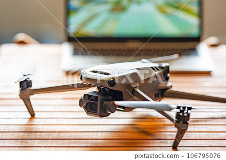 無人機和筆記本電腦 106795076