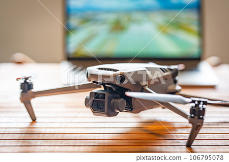 無人機和筆記本電腦 106795078