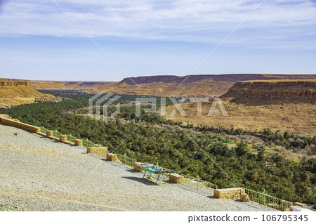 Beautiful sand dunes in the Sahara desert 106795345