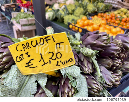 italian price tag on fresh artichokes in market, Italy italian price tag on fresh artichokes in market, Italy 106795989