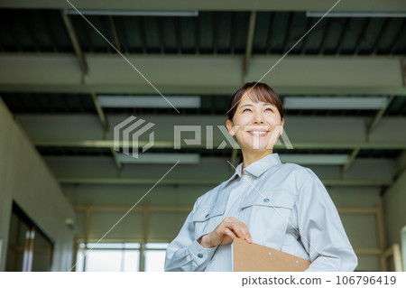 穿著工作服的工廠倉庫婦女 106796419